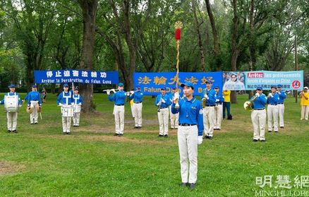 Image for article Quebec, Canada: La gente si offre di aiutare i praticanti della Falun Dafa a denunciare la persecuzione del PCC 