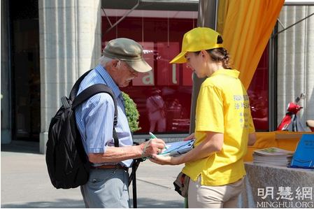 Image for article Zurigo, Svizzera: Le persone incoraggiano gli sforzi dei praticanti della Falun Dafa per esporre i ventidue anni di persecuzione in Cina