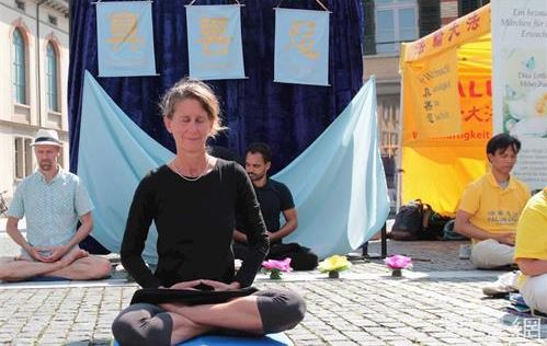 Image for article Svizzera: I praticanti introducono la Falun Dafa durante le attività a Winterthur 