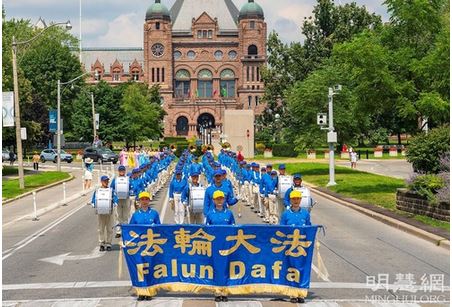 Image for article Parata della Falun Dafa a Toronto, Canada: “Rifiuta il PCC, accogli la luminosità”