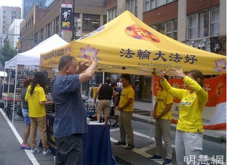 Image for article New York: I praticanti introducono la Falun Dafa ai festival di strada di Manhattan