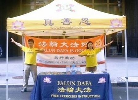 Image for article Una tranquilla oasi nella vivace Manhattan: Persone attratte dallo stand informativo della Falun Dafa al Times Square Summer Expo