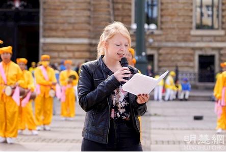 Image for article Germania: Membro dell'Assemblea di Stato elogia la Falun Dafa e condanna il regime cinese durante le attività dei praticanti ad Amburgo 