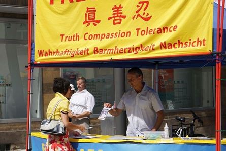 Image for article Germania: Visitatori da tutto il mondo vengono a conoscenza della Falun Dafa e condannano il PCC durante il Festival di Bayreuth