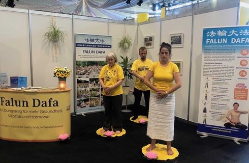 Image for article “InVita”: La più grande fiera della salute per anziani della Germania settentrionale presenta la Falun Dafa