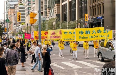 Image for article Toronto, Canada: La parata mensile abbraccia la tradizione e rifiuta il PCC 