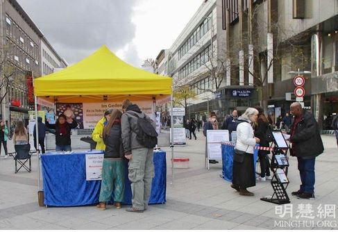 Image for article Hannover, Germania: Le attività all'aperto introducono la Falun Dafa