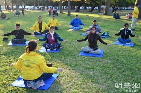 Image for article Argentina: La gente impara gli esercizi della Falun Dafa durante gli eventi tenuti a Buenos Aires 