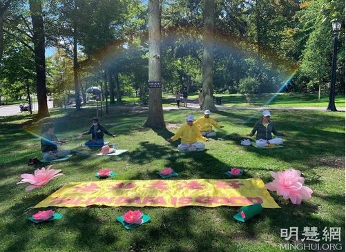 Image for article Canada: I turisti delle Cascate del Niagara sono felici di imparare la Falun Dafa