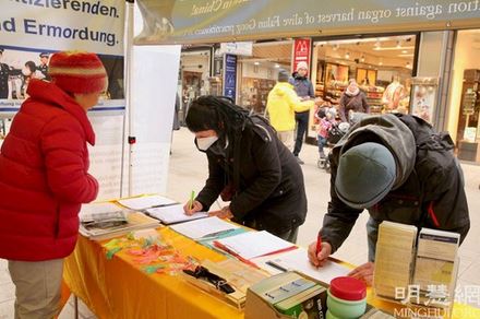 Image for article Augusta, Germania: Diffondere la verità sulla Falun Dafa ai residenti