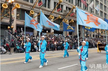 Image for article Chicago: La Falun Dafa viene calorosamente accolta nella parata del Giorno del Ringraziamento 