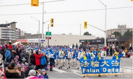 Image for article Toronto, Canada: I praticanti del Falun Gong partecipano a tre parate di Natale 