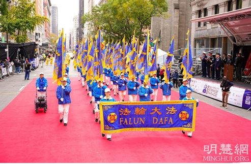 Image for article New York, Stati Uniti: Il gruppo della Falun Dafa è stata una gradita presenza alla parata del Giorno dei Veterani