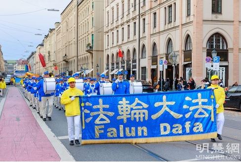 Image for article Monaco di Baviera, Germania: La grande parata e il raduno dei praticanti sono stati definiti come “spettacolari e potenti!”