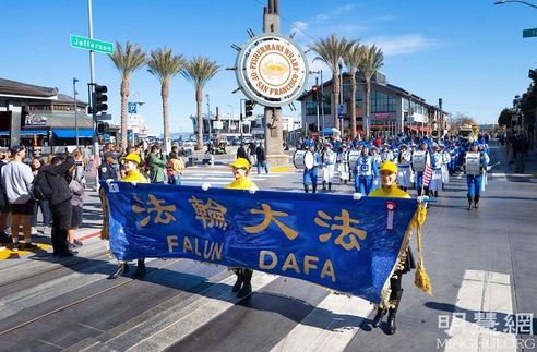 Image for article San Francisco: Gli spettatori ammirano l'esibizione del gruppo Falun Dafa, alla parata del giorno dei veterani