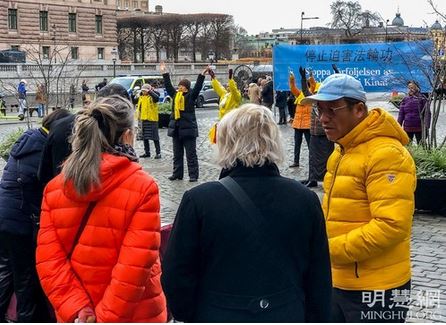 Image for article Stoccolma, Svezia: I turisti ringraziano i praticanti per aver parlato loro della Falun Dafa 