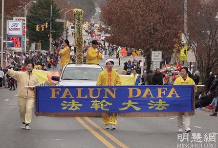 Image for article Maryland: Il gruppo della Falun Dafa porta “un'energia straordinaria” alla parata di Natale di Baltimora 