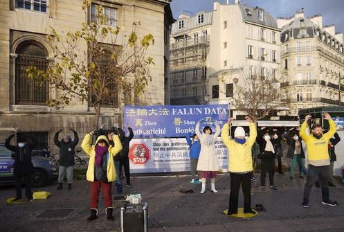 Image for article Parigi, Francia: I praticanti organizzano attività per esporre la persecuzione del Falun Gong in Cina 