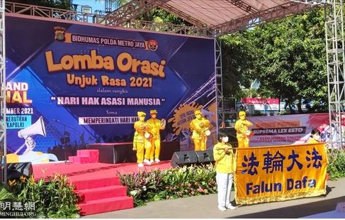 Image for article Giacarta, Indonesia: I praticanti della Falun Dafa partecipano all'evento che commemora la Giornata internazionale dei diritti umani 