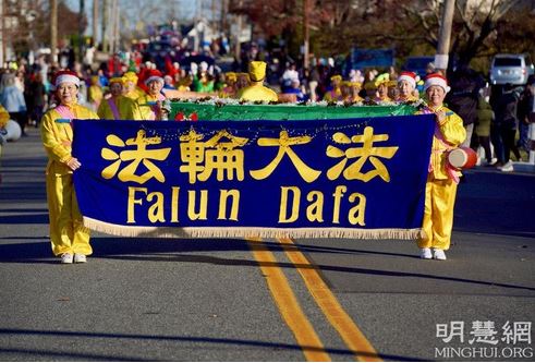 Image for article Elsmere, Delaware: Grande ammirazione per la Falun Dafa durante la parata di Natale