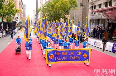 Image for article Stati Uniti: Nel corso degli anni le sfilate tradizionali hanno accolto festosamente la Falun Dafa 