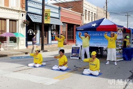Image for article Texas: La Falun Dafa presenzia al Festival della raccolta delle noci pecan