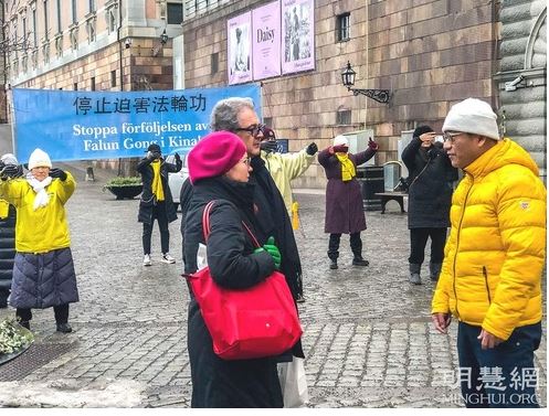 Image for article Svezia: La gente condanna la persecuzione decennale del regime comunista, “La Falun Dafa porta calore e luce”
