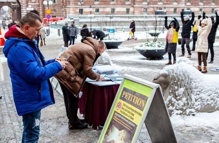 Image for article Gli svedesi condannano la persecuzione della Falun Dafa da parte del regime comunista ancora in atto in Cina