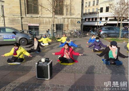 Image for article Parigi: La gente firma una petizione per sostenere i praticanti della Falun Dafa che si oppongono alla persecuzione in Cina 