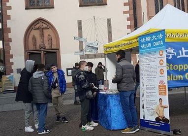Image for article Francoforte, Germania: La dimostrazione degli esercizi della Falun Dafa attira sostegno per porre fine alla persecuzione in Cina
