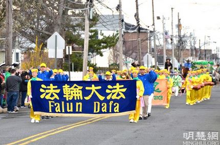 Image for article Keansburg, New Jersey: Il gruppo della Falun Dafa offre una 