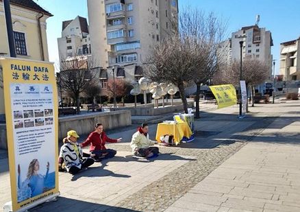 Image for article Târgu Mureș, Romania: Le persone imparano a conoscere la Falun Dafa