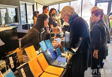 Image for article Gli spettatori di Reno, nel Nevada, acquistano il libro Zhuan Falun dopo aver visto Shen Yun: “Voglio che la mia vita sia più soddisfacente”
