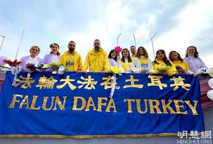 Image for article Turchia: Successo della Falun Dafa al Festival dei Fiori d'Arancio