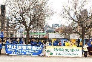 Image for article Chicago: I praticanti della Falun Dafa si sono riuniti per commemorare l'appello pacifico del 25 aprile di ventitré anni fa, in Cina 