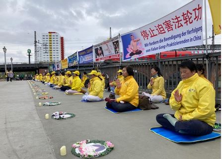 Image for article Germania: I praticanti della Falun Dafa organizzano raduni davanti all'ambasciata e ai consolati cinesi per commemorare l'appello del 25 aprile 
