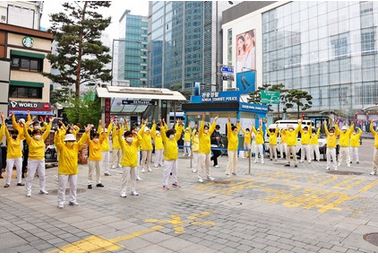 Image for article Corea del Sud: I praticanti hanno indetto una conferenza stampa per celebrare il 23° anniversario dell'Appello pacifico del 25 aprile 