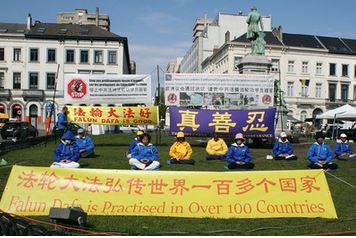 Image for article Manifestazione pacifica davanti al Parlamento europeo a Bruxelles: Turisti condannano la brutale persecuzione della Falun Dafa