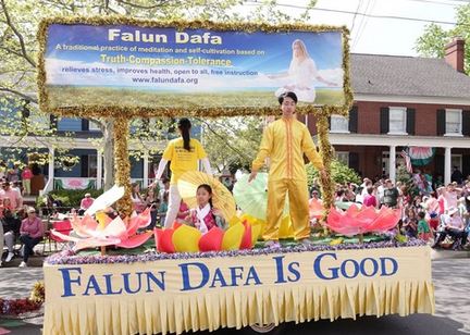 Image for article Winchester, Virginia: La gente conosce la Falun Dafa durante il Festival dei Fiori di Melo a Shenandoah 