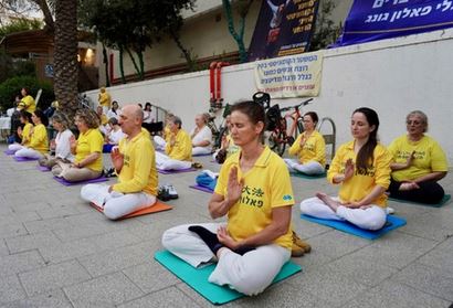 Image for article Tel Aviv, Israele: I praticanti del Falun Gong celebrano il 25 aprile con una manifestazione davanti all'ambasciata cinese