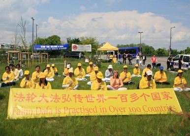 Image for article Francia: I praticanti del Falun Gong aumentano la consapevolezza della persecuzione fuori dal Parlamento europeo 