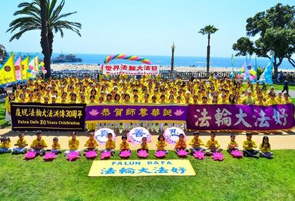 Image for article Los Angeles, California: I praticanti celebrano la Giornata Mondiale della Falun Dafa sulla spiaggia di Santa Monica