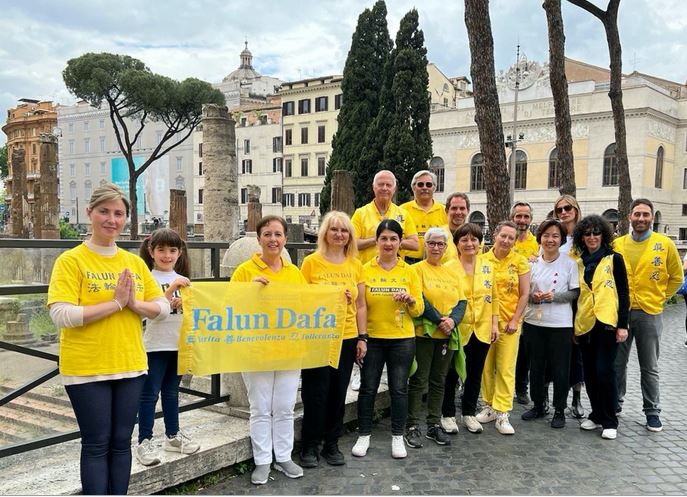 Image for article Roma: I praticanti celebrano la Giornata Mondiale della Falun Dafa 