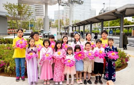 Image for article Giappone: I giovani praticanti della scuola Minghui celebrano la Giornata Mondiale della Falun Dafa