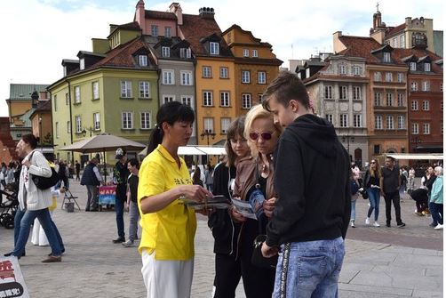 Image for article Varsavia: Praticanti di Polonia ed Ucraina celebrano la Giornata Mondiale della Falun Dafa