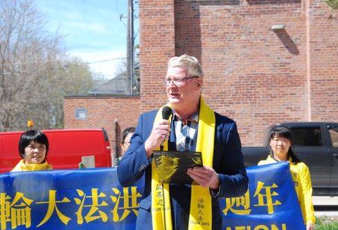 Image for article Quattro città canadesi alzano la bandiera della Falun Dafa nello stesso giorno per onorarla