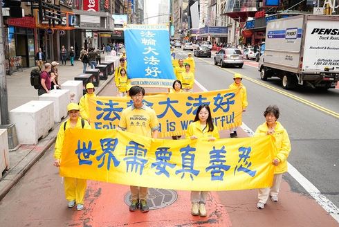 Image for article New York: Grande parata a Manhattan per celebrare la Giornata Mondiale della Falun Dafa