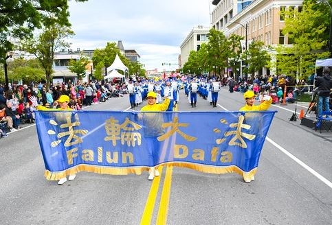 Image for article Columbia Britannica, Canada: I praticanti mostrano la magnificenza della Falun Dafa alla parata del Giorno della Vittoria