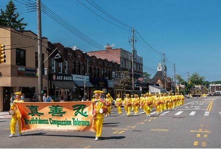 Image for article New York: I praticanti della Falun Dafa brillano alla parata del Memorial Day di Long Island
