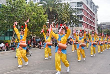 Image for article California del Nord, Stati Uniti: Lo Spirito del gruppo Falun Dafa apprezzato in due parate nel Giorno dell'Indipendenza